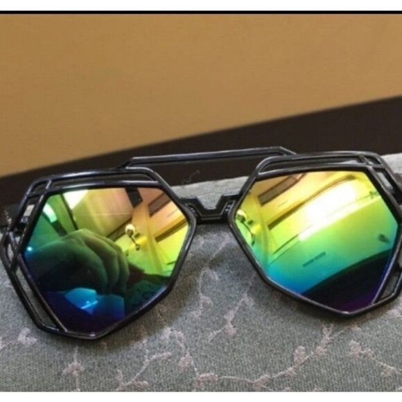 UNISEX MIRRORED LENSES SUNGLASSES - Picture 3 of 3